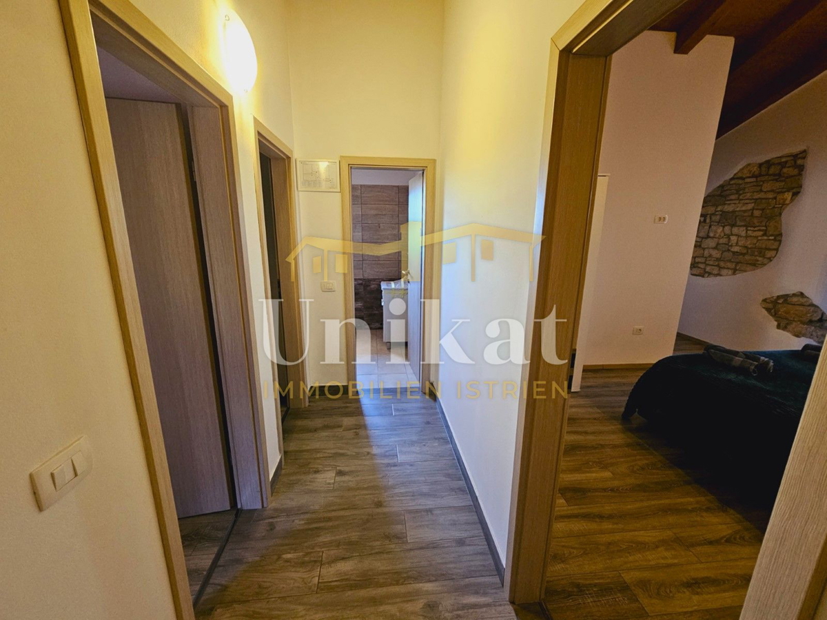 Posest z obnovljeno kamnito hišo, vrtom in bazenom